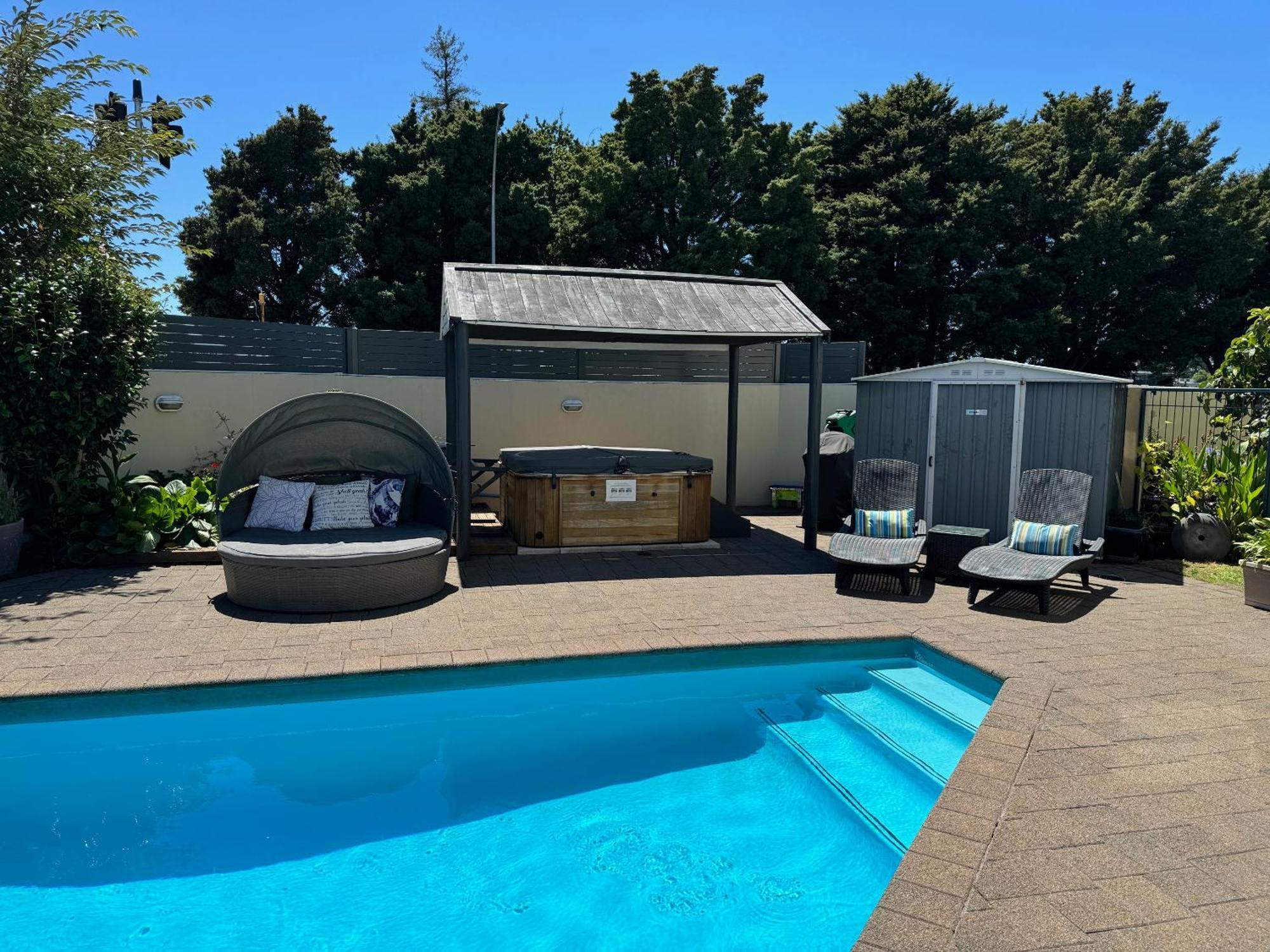 Academy Motor Motel 4*