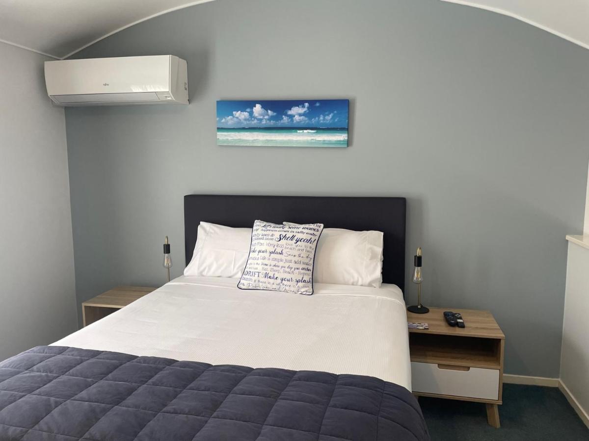 Academy Motor Motel 4*