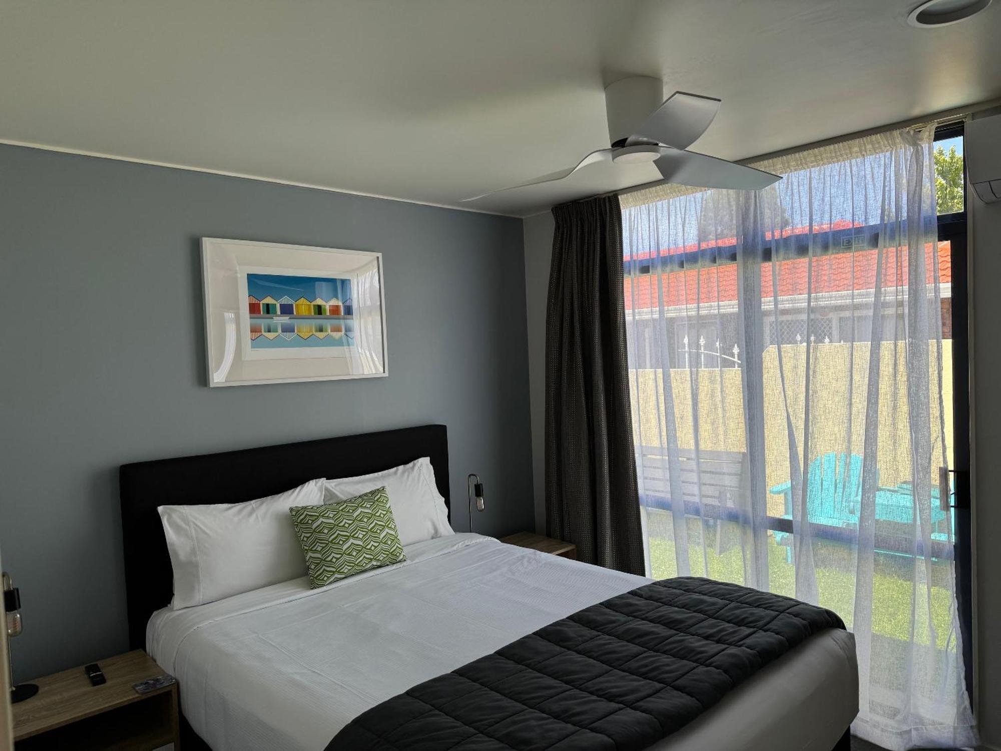 Academy Motor Motel 4*