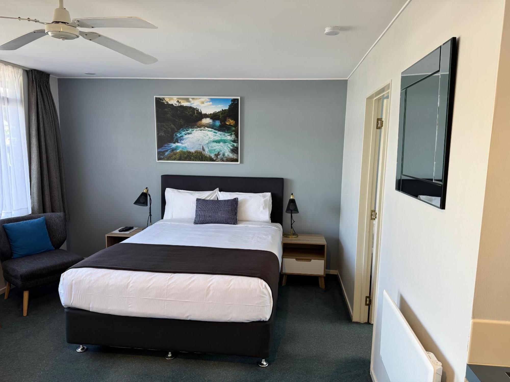 Academy Motor Motel 4*